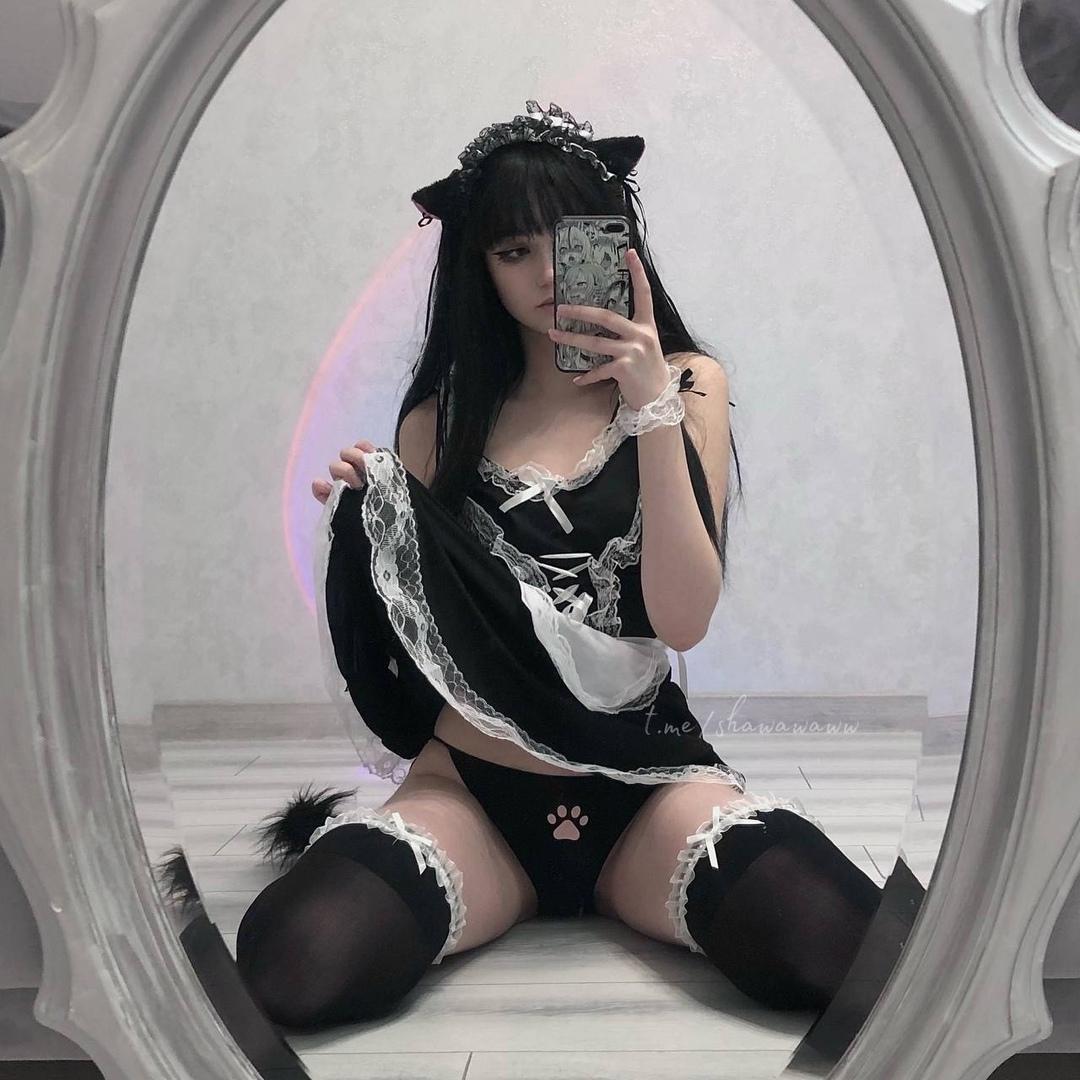 Ещё одно селфи от shawtyshaww в аниме костюме горничной. Ещё одно селфи от shawtyshaww в аниме костюме горничной.