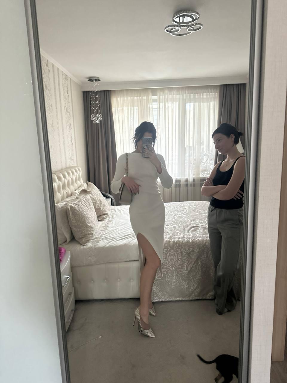 Ещё одно селфи от Стеши в белом платье и с подругой в кадре. Ещё одно селфи от Стеши в белом платье и с подругой в кадре.