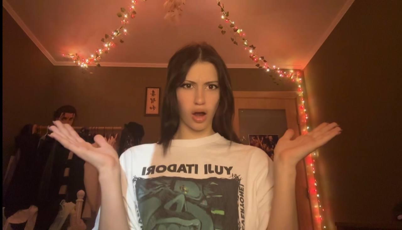 Смешной кадр с трансляции Стеши с разведёнными руками. Смешной кадр с трансляции Стеши с разведёнными руками.