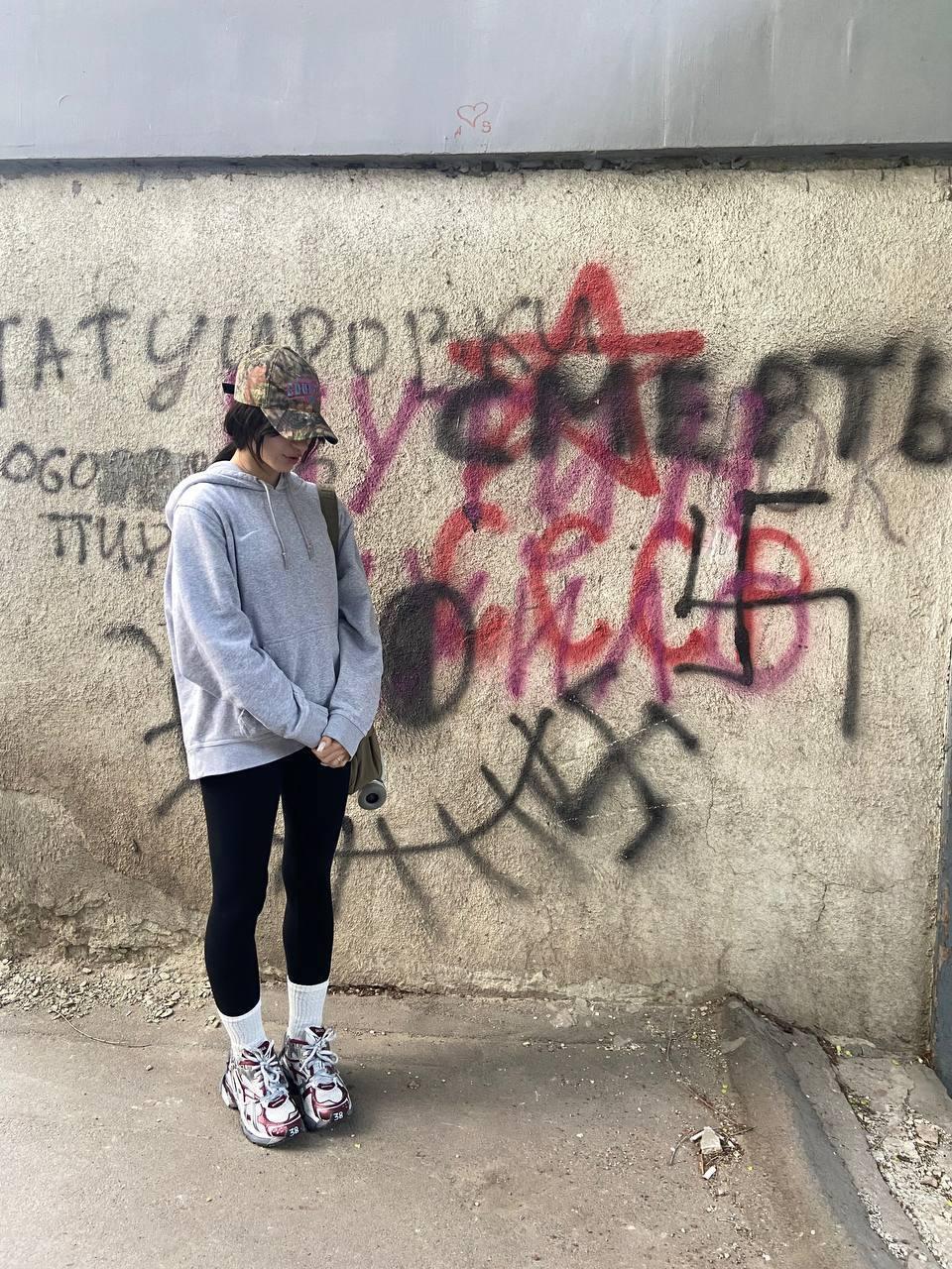 Кадр в спортивной одежде на фоне стены с граффити. Кадр в спортивной одежде на фоне стены с граффити.