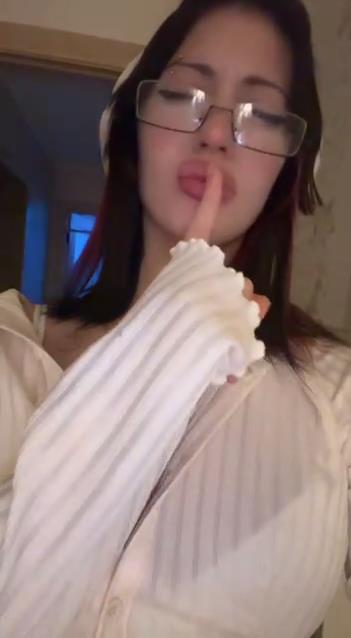 Забавный снимок liubliuerena в белом лифчике с пальцем у губ. Забавный снимок liubliuerena в белом лифчике с пальцем у губ.