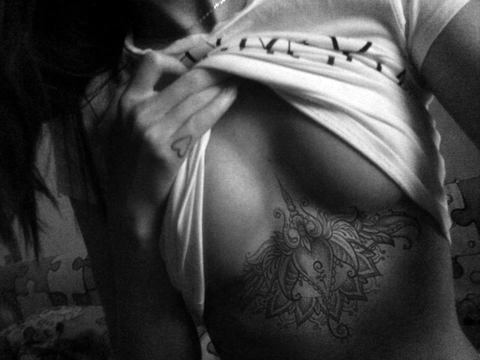 На этом ЧБ снимке Евстолия показала татуировку на груди под майкой без лифчика.