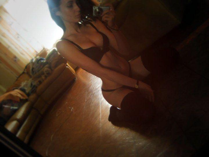 Тут Евстолия снова позирует в чёрном нижнем белье.