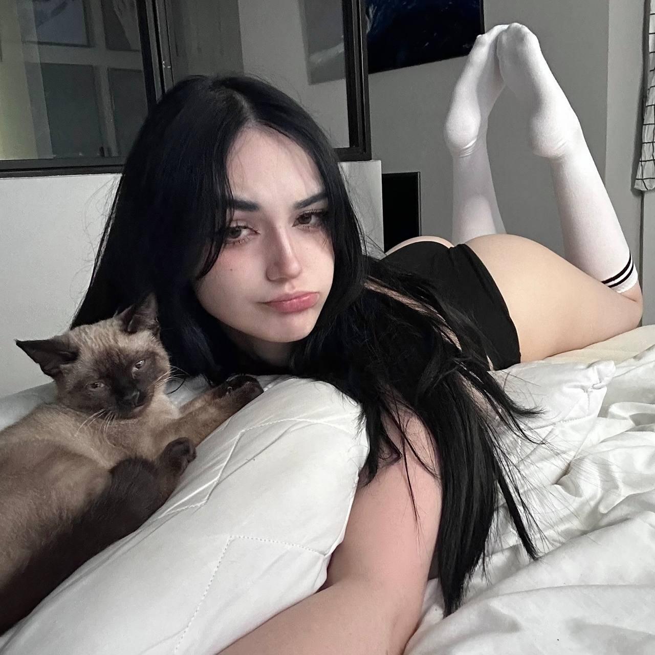 Смешная фотка с shawtyshaww с котиком на кровати в белых гетрах и чёрных трусиках. Смешная фотка с shawtyshaww с котиком на кровати в белых гетрах и чёрных трусиках.