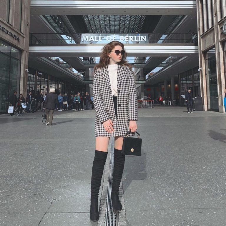 Родилась 7 мая 1996 года в культурной столице, Санкт-Петербурге. Настоящее имя – Виолетта Дементьева. Родилась 7 мая 1996 года в культурной столице, Санкт-Петербурге. Настоящее имя – Виолетта Дементьева.