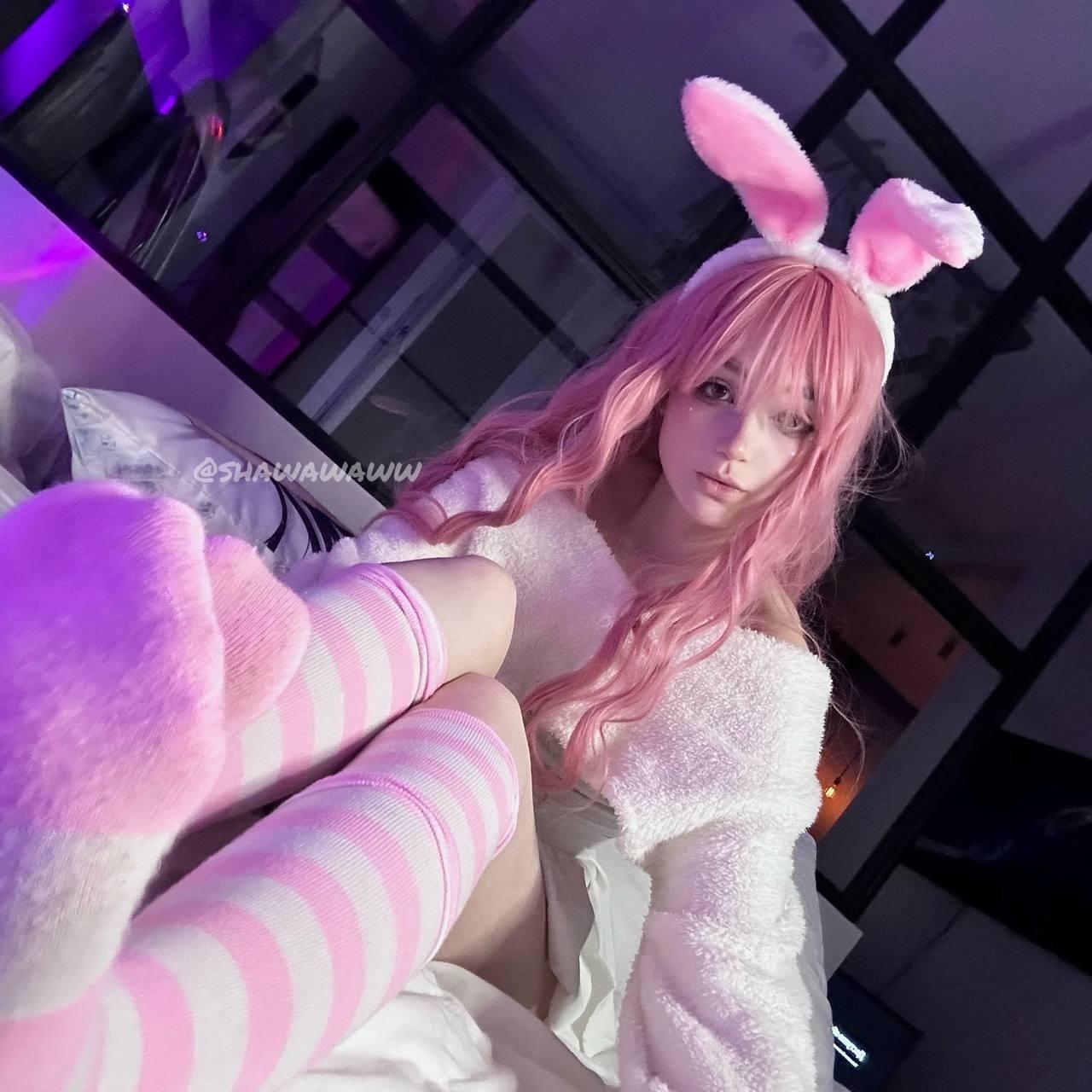 А тут девушка в розовом меховом костюме зайки. А тут девушка в розовом меховом костюме зайки.