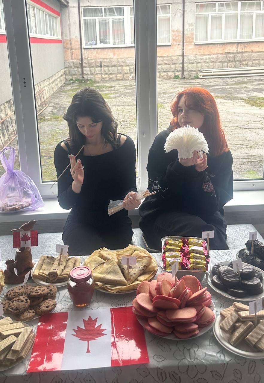 Ничего такое, liubliuerena с подругой решили пообедать. Ничего такое, liubliuerena с подругой решили пообедать.