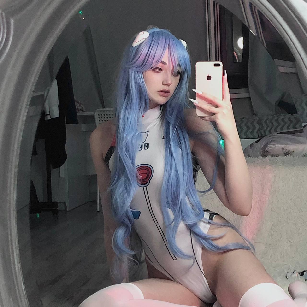 Аниме косплей селфи shawtyshaww в сплошном купальнике и с фиолетовыми волосами. Аниме косплей селфи shawtyshaww в сплошном купальнике и с фиолетовыми волосами.