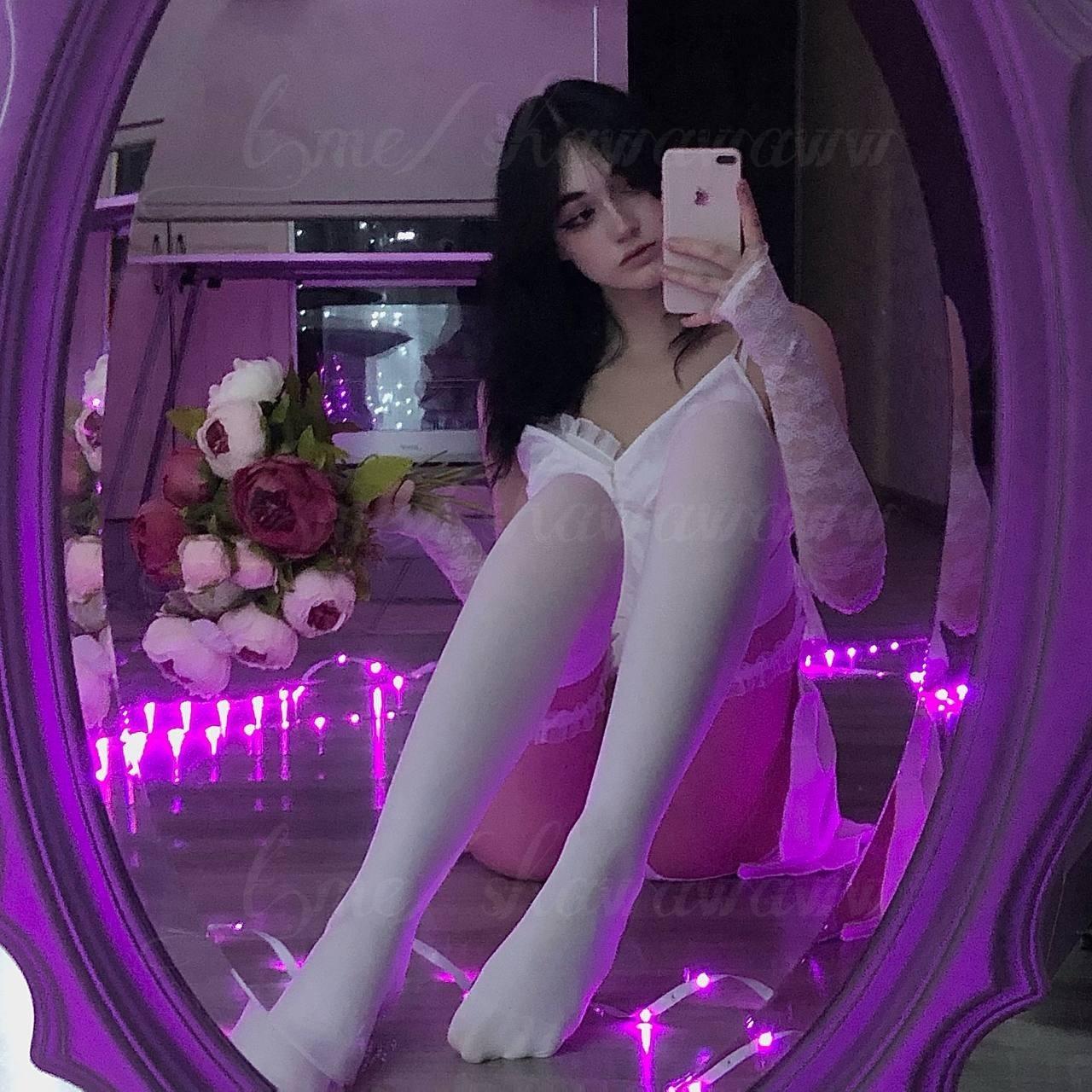 Горячее селфи от Shawtyshaww в белом нижнем белье и чулках у зеркала. Горячее селфи от Shawtyshaww в белом нижнем белье и чулках у зеркала.