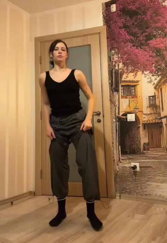 Кадр с блогершой liubliuerena с штанах перед танцем. Кадр с блогершой liubliuerena с штанах перед танцем.