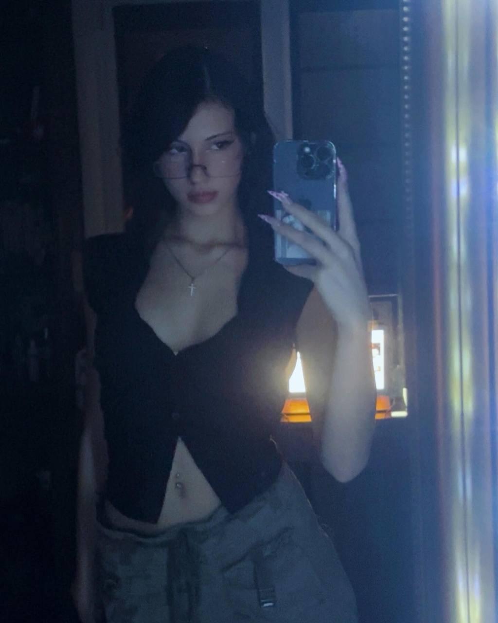 Ещё одно горячее селфи от liubliuerena в очках. Ещё одно горячее селфи от liubliuerena в очках.