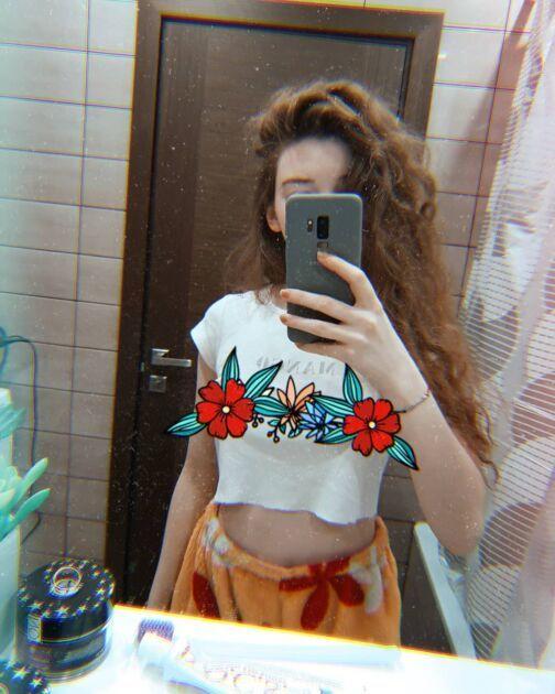 Fruktozka стримерша, Ellvi слив. Fruktozka стримерша, Ellvi слив.