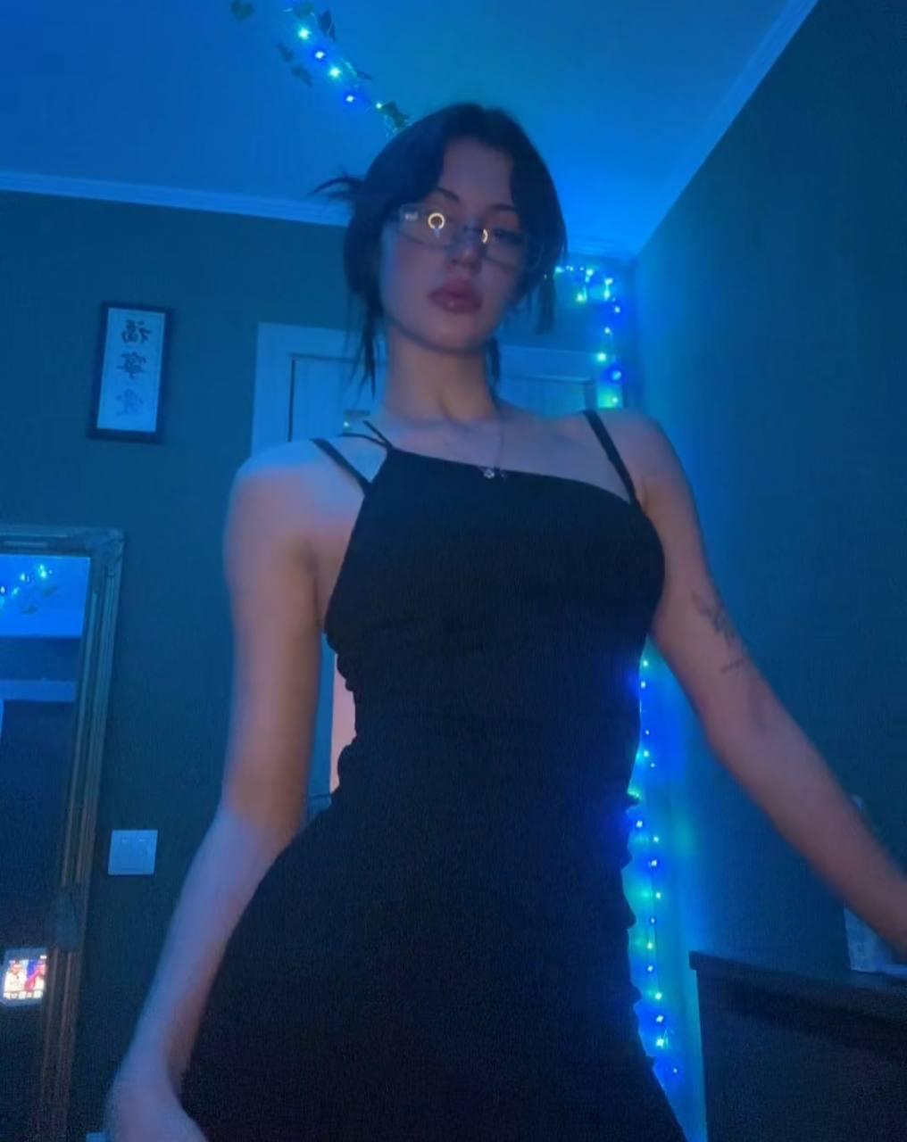 Откровенные снимки liubliuerena с сексуальном платье и очках. Откровенные снимки liubliuerena с сексуальном платье и очках.
