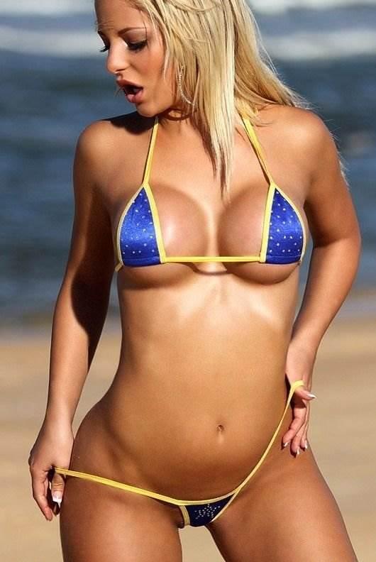 Девушки в купальниках - в преддверии летнего пляжного сезона, все женщины от юных девушек, до женщин.