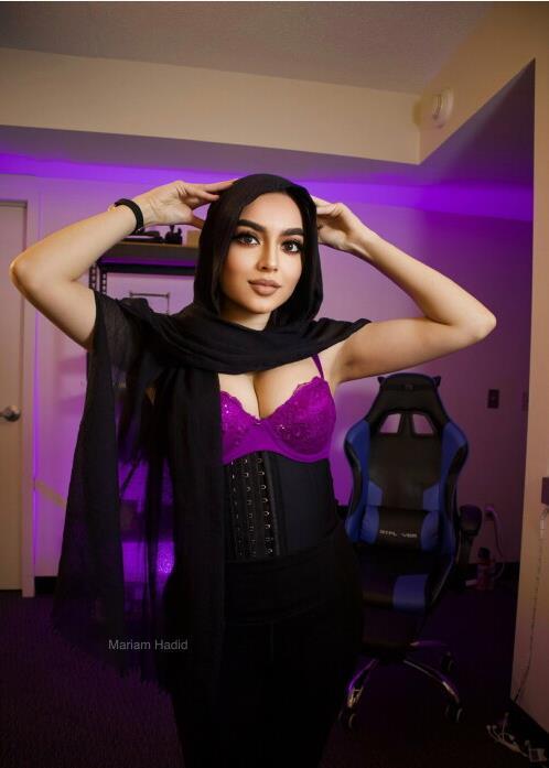 Слитое в сеть фото Mariam Hadid в фиолетовом лифчике. Слитое в сеть фото Mariam Hadid в фиолетовом лифчике.