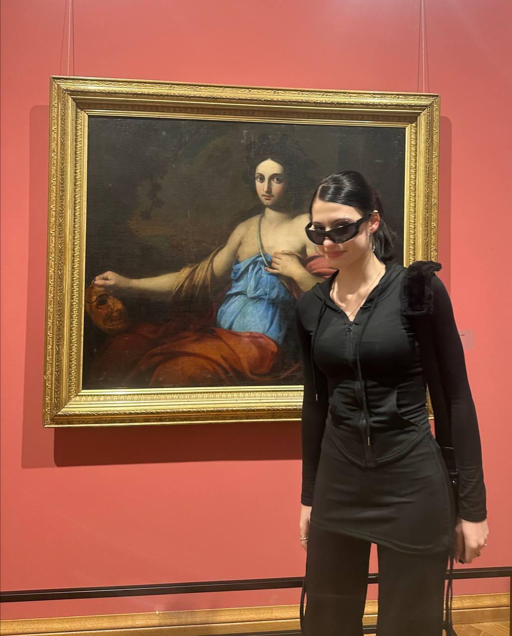 А на этих кадрах наша liubliuerena приобщается к высокой культуре в музее. А на этих кадрах наша liubliuerena приобщается к высокой культуре в музее.