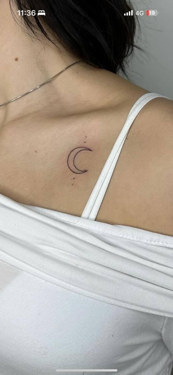 Стеша показала свою татуировку на плече в виде полумесяца. Стеша показала свою татуировку на плече в виде полумесяца.