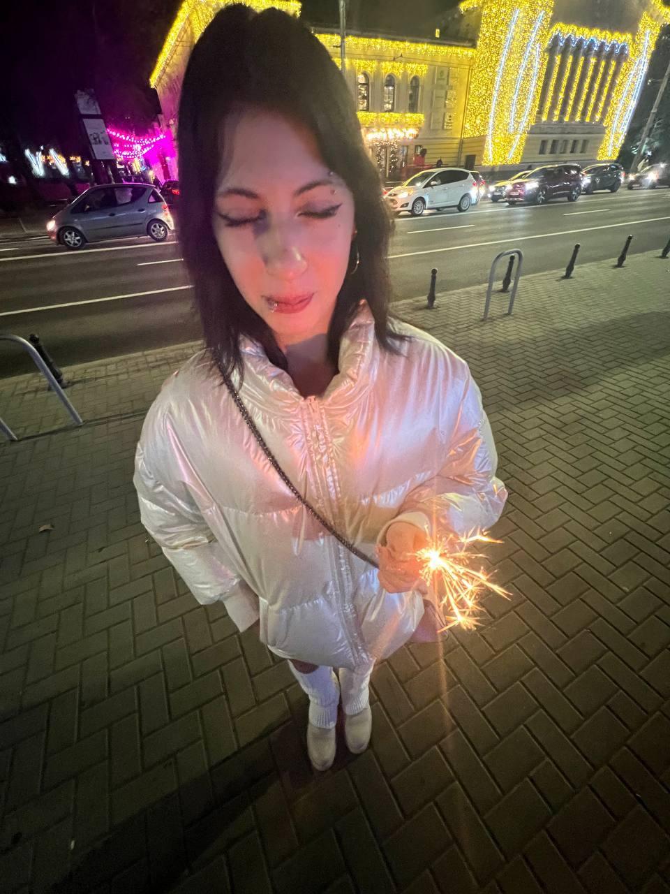 Кадры liubliuerena с пирсингом и бенгальским огнём на фоне ночного города. Кадры liubliuerena с пирсингом и бенгальским огнём на фоне ночного города.