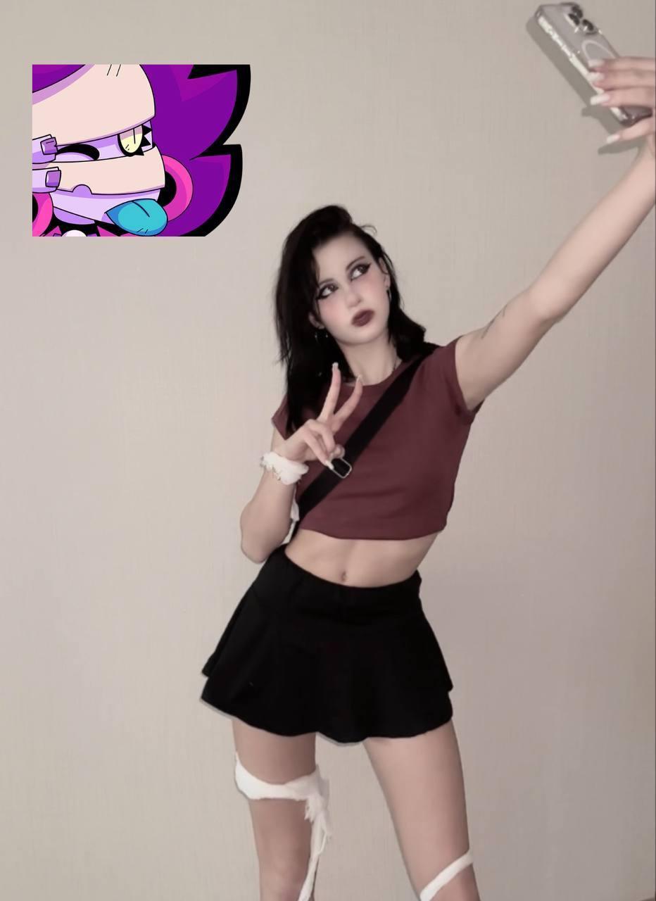 Смешные селфи в мини юбке с пародией на аниме. Смешные селфи в мини юбке с пародией на аниме.