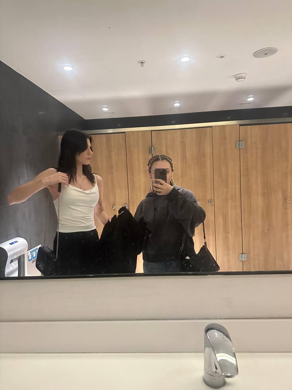 Ещё одно селфи в каком то туалете liubliuerena вместе с подругой. Ещё одно селфи в каком то туалете liubliuerena вместе с подругой.