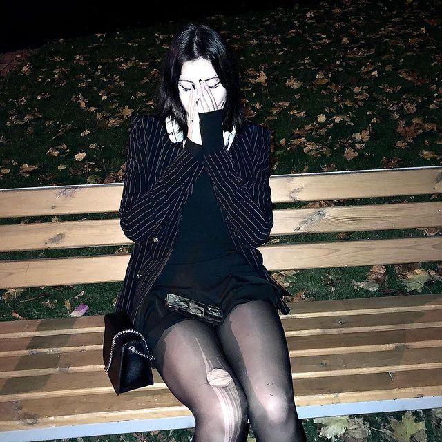 Слитые в сеть фотки liubliuerena сидит на скамейке в порванных чулках. Слитые в сеть фотки liubliuerena сидит на скамейке в порванных чулках.