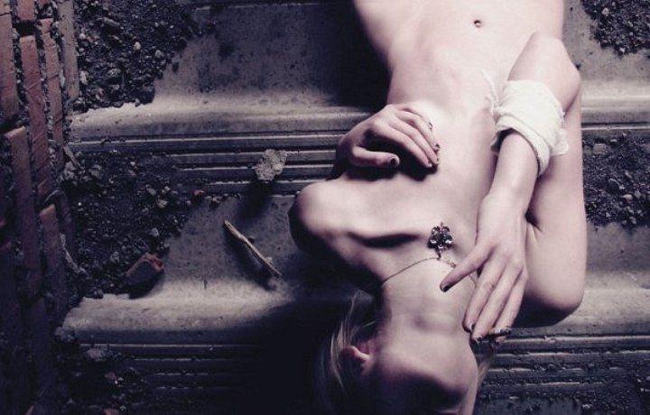 Секси фото Евстолии в стиле "НЮ" закрыв пикантные места руками.