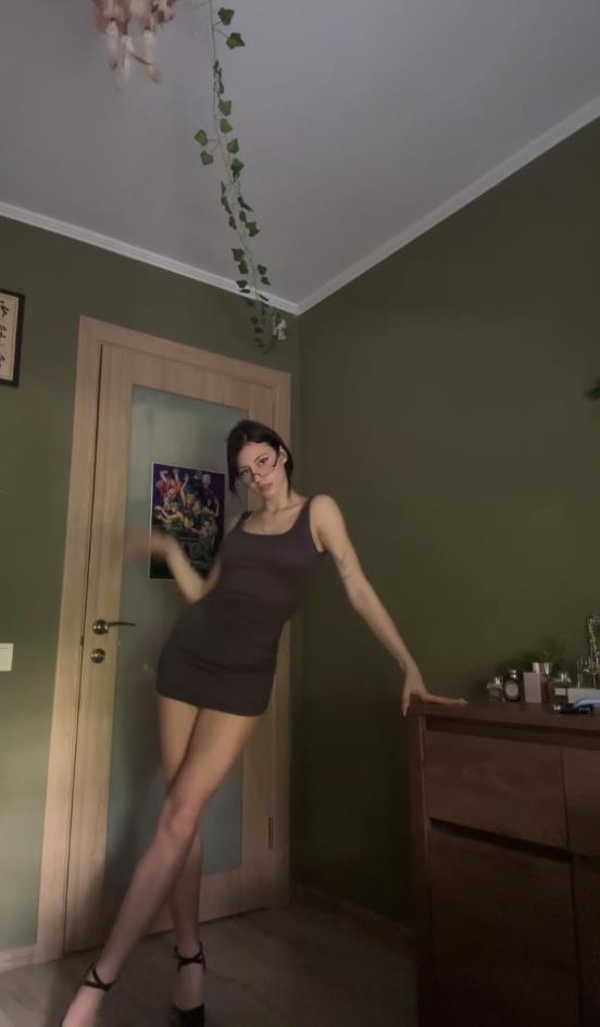 Свежая фотка Стеши в соблазнительном платье и очках. Свежая фотка Стеши в соблазнительном платье и очках.