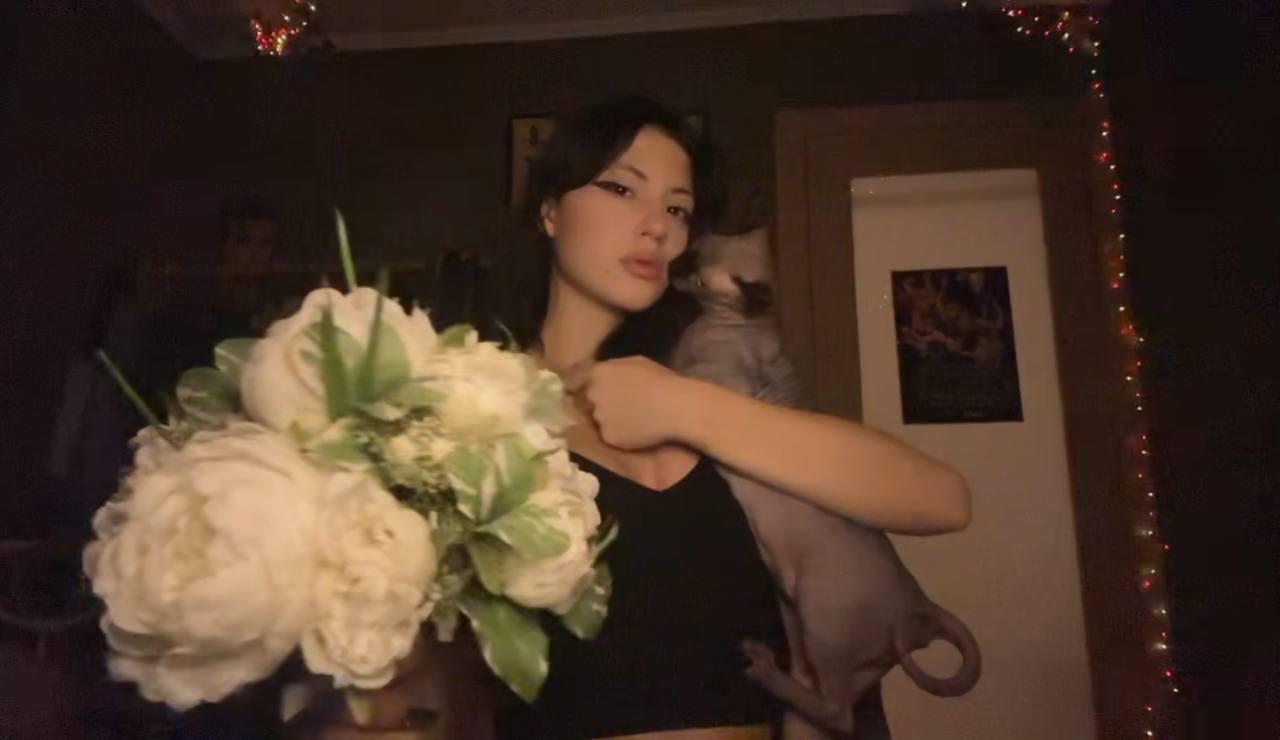 Очередная фотка liubliuerena с любимым котом сфинксом. Очередная фотка liubliuerena с любимым котом сфинксом.