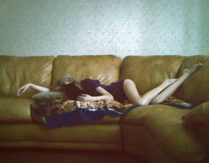 Стройняшка с канала "На подхвате" лежит дома с кошкой и показывает свои длинные обнажённые ножки.