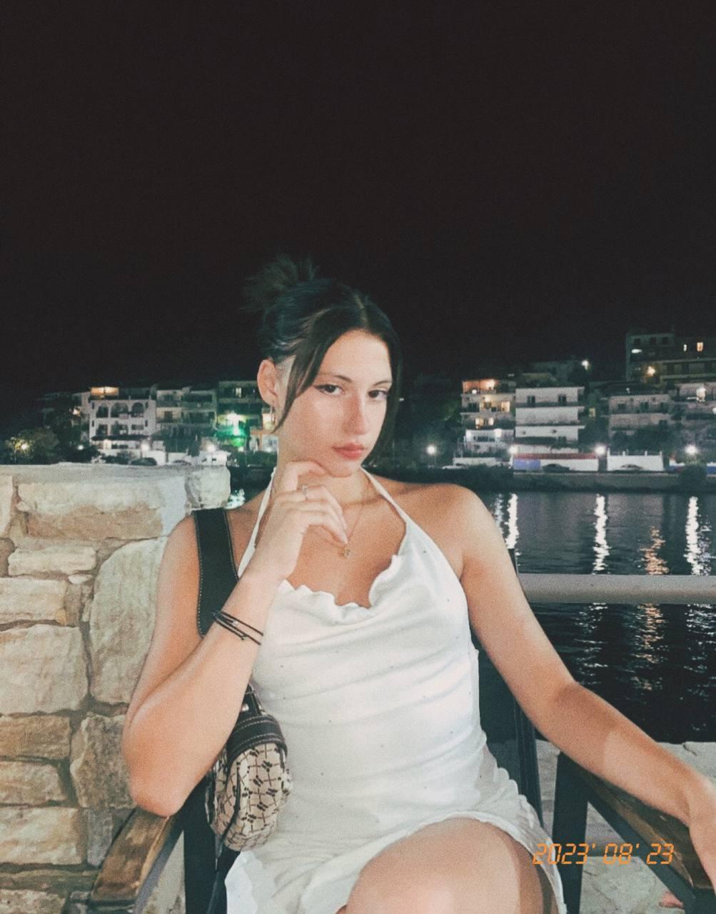 Старенькая фотка liubliuerena на фоне ночного города на отдыхе. Старенькая фотка liubliuerena на фоне ночного города на отдыхе.