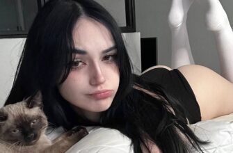 Анимешница shawtyshaww (30 слитых в сеть фото)