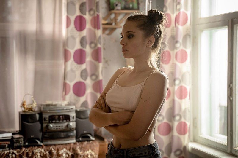 Мохирёва на фото в сериале в майке без лифчика. Мохирёва на фото в сериале в майке без лифчика.