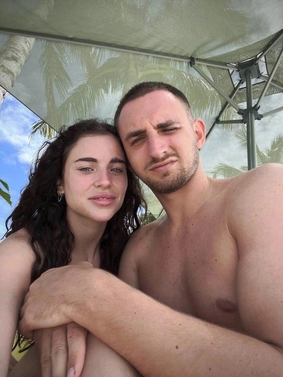 Слитая в сеть фотка обнажённых Михаила Литвина и Адель Вейгель. Слитая в сеть фотка обнажённых Михаила Литвина и Адель Вейгель.