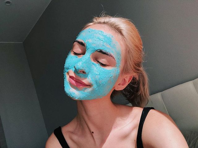 Слитая в сеть фотка NelyRay в маске. Слитая в сеть фотка NelyRay в маске.