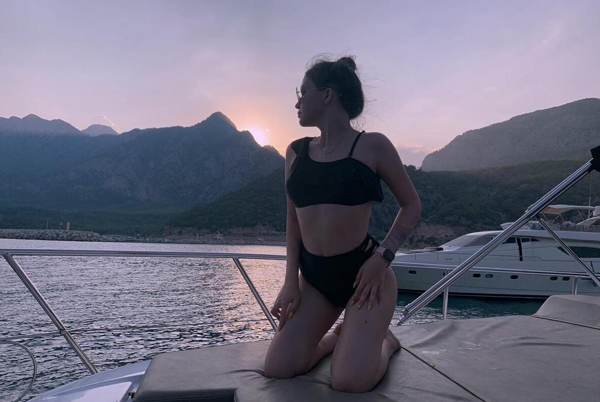 Старая фотка Turboxgirl в чёрном купальнике на яхте. Старая фотка Turboxgirl в чёрном купальнике на яхте.