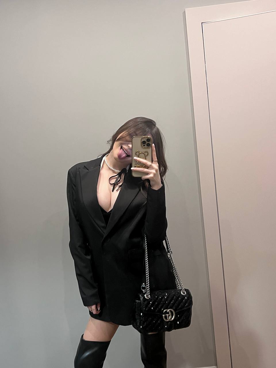 Смешное свежее селфи Turboxgirl с большим вырезом на груди. Смешное свежее селфи Turboxgirl с большим вырезом на груди.