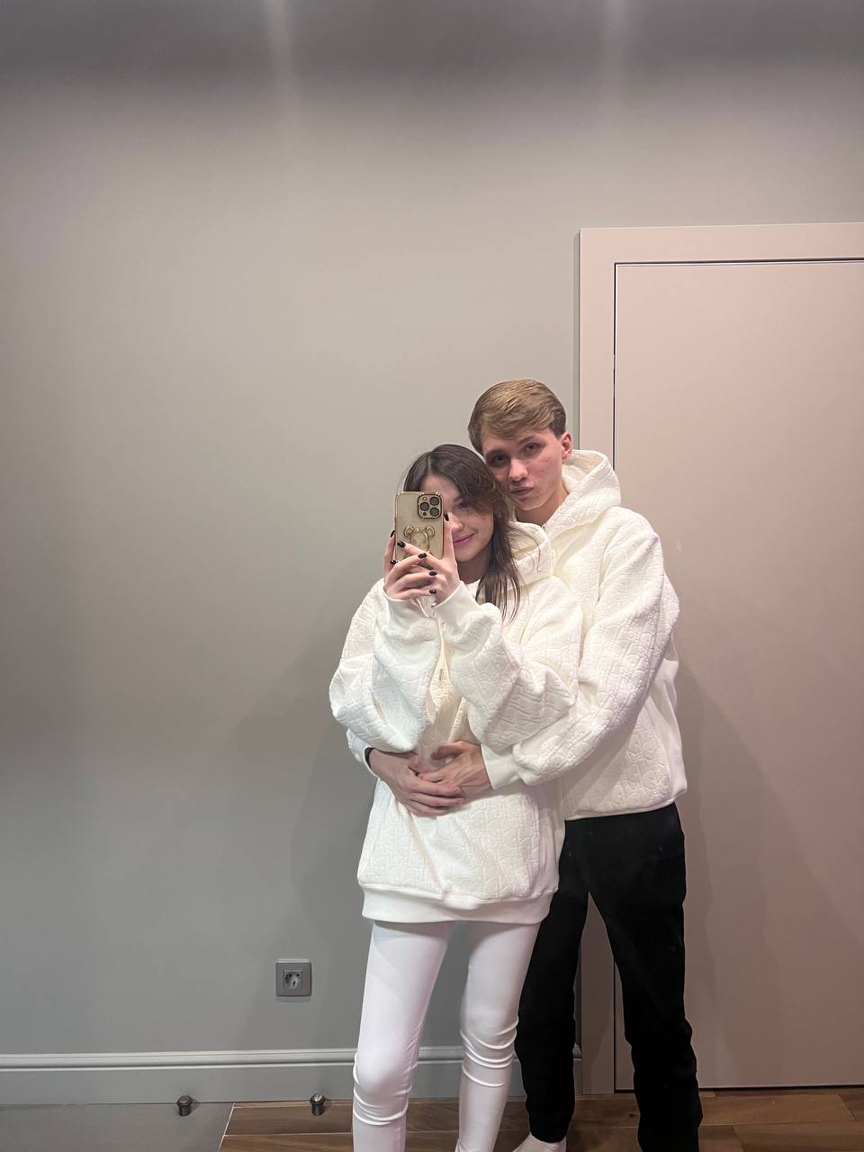 а на этом снимке Лина Turboxgirl в обнимку со стримером M0NESY. а на этом снимке Лина Turboxgirl в обнимку со стримером M0NESY.