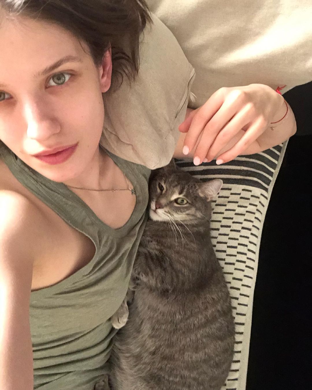 Смешная фотка кот мацает грудь Чиповской. Смешная фотка кот мацает грудь Чиповской.
