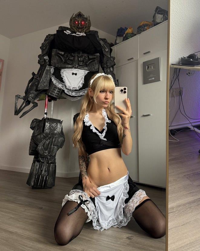 Красотка superd0ne в эро костюме горничной. Красотка superd0ne в эро костюме горничной.