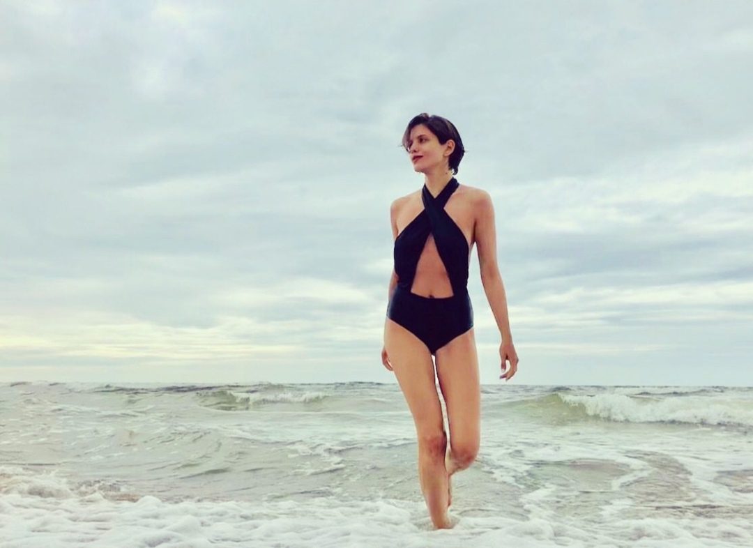 Чиповская в море в чёрном купальнике. Чиповская в море в чёрном купальнике.