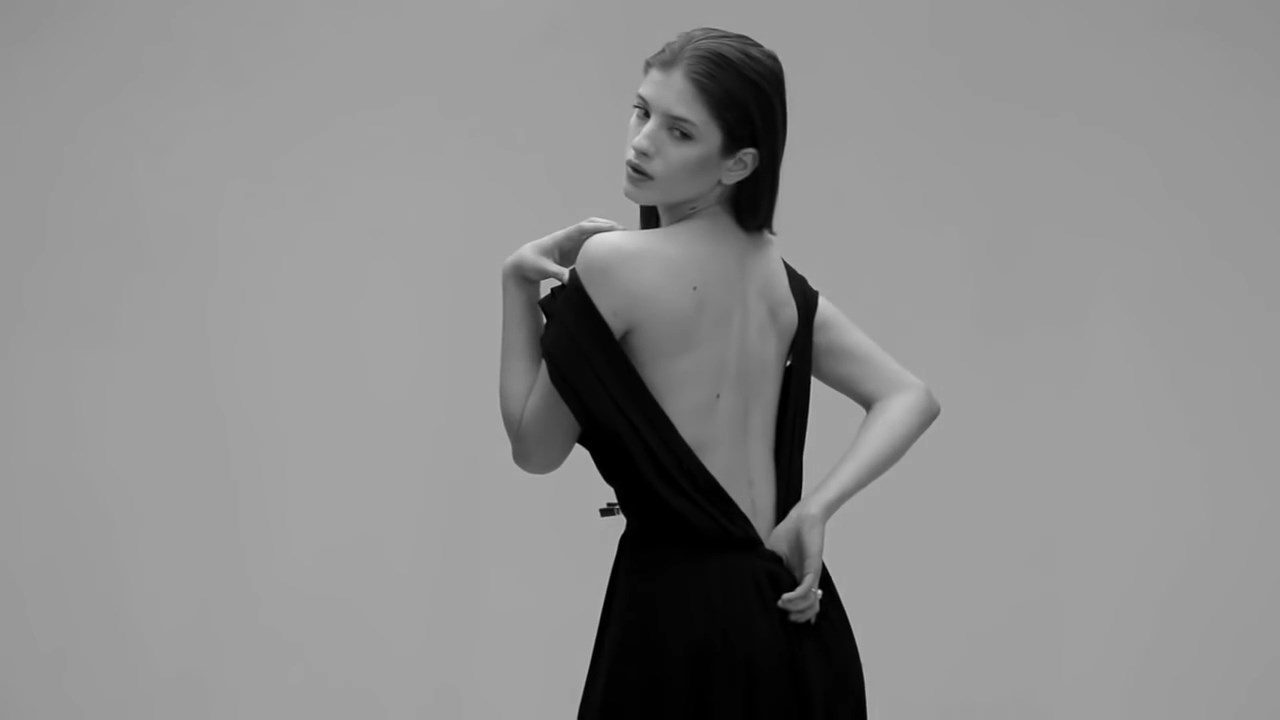 Откровенное фото Ани Чиповской в платье с обнажённой спиной. Откровенное фото Ани Чиповской в платье с обнажённой спиной.