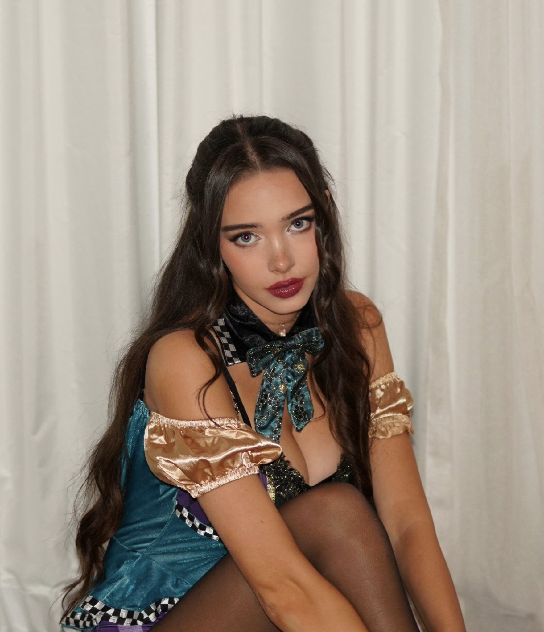 Редкое фото нак тором Lydia Violet в чёрных чулках. Редкое фото нак тором Lydia Violet в чёрных чулках.