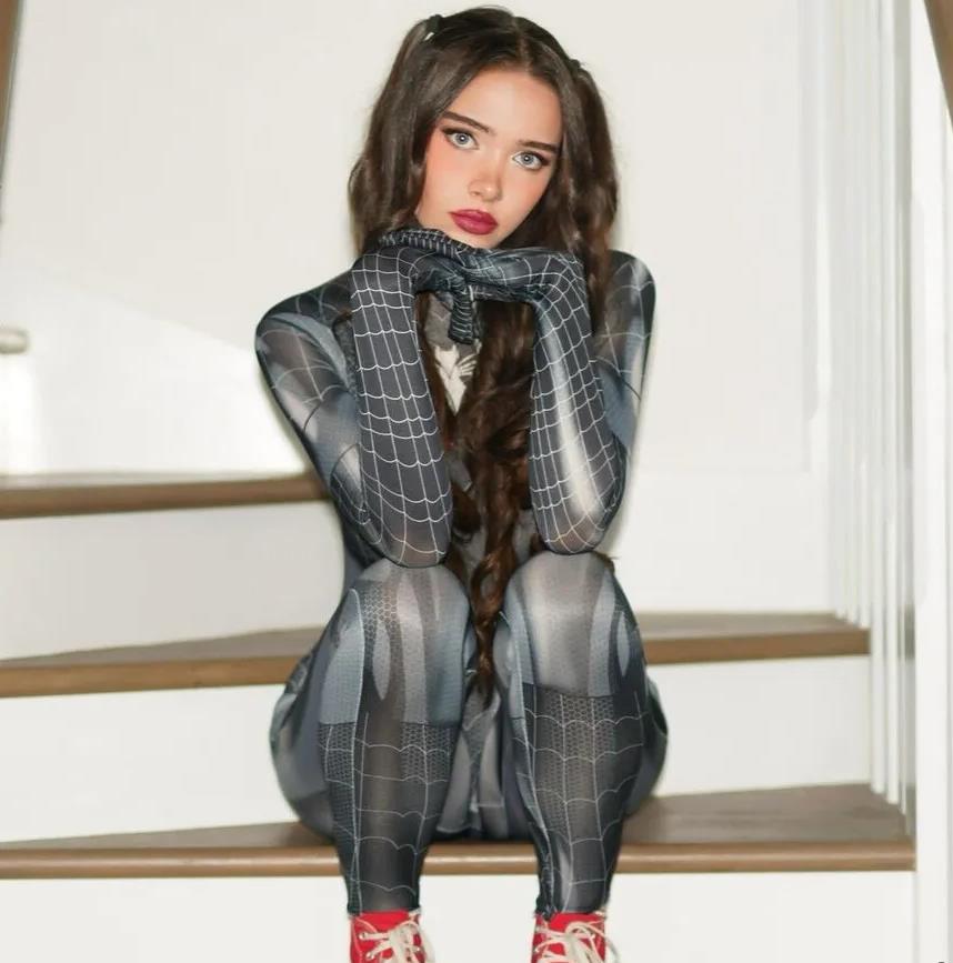 Ещё один секси косплей снимок с Lydia Violet в чёрном костюме человека паука Ещё один секси косплей снимок с Lydia Violet в чёрном костюме человека паука