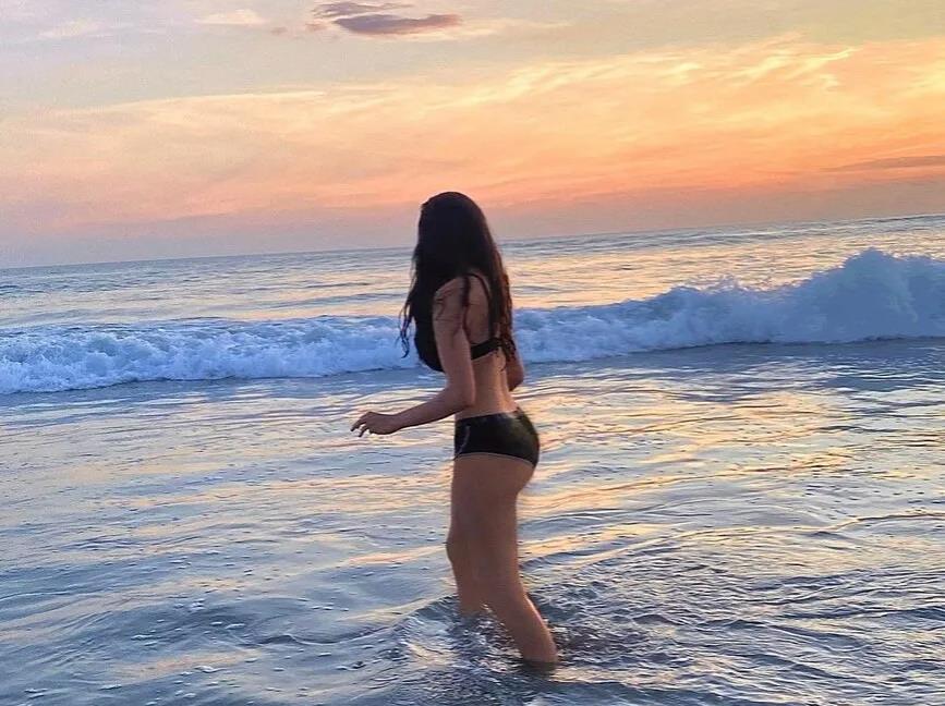 А тут она снова на фоне морской волны в чёрном купальнике. А тут она снова на фоне морской волны в чёрном купальнике.