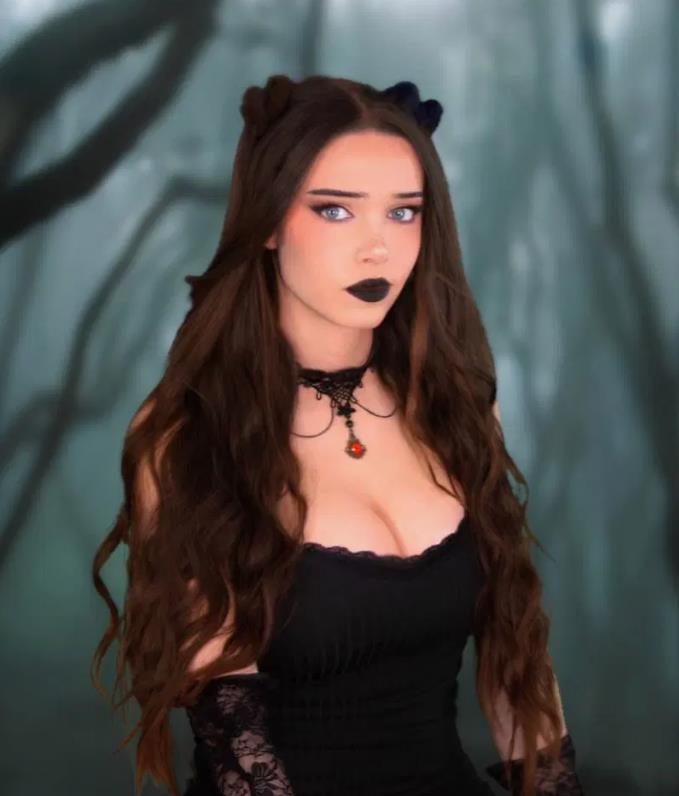 Косплей пародия на Вэнсдей от Lydia Violet с чёрными губами. Косплей пародия на Вэнсдей от Lydia Violet с чёрными губами.