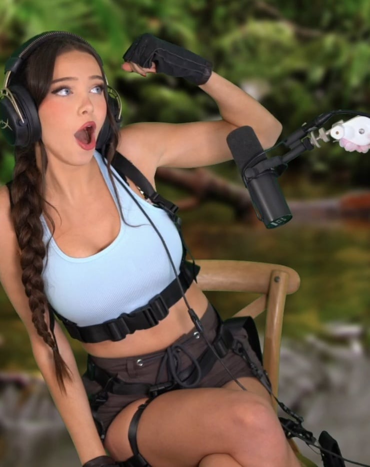 Смешное косплей фото Lydia Violet в костюме Лары Крофт с открытом ртом на трансляции. Смешное косплей фото Lydia Violet в костюме Лары Крофт с открытом ртом на трансляции.