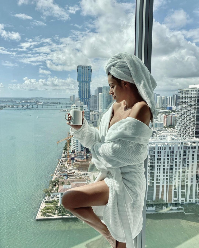 Кадр из гостиничного номера в белом халате. Кадр из гостиничного номера в белом халате.