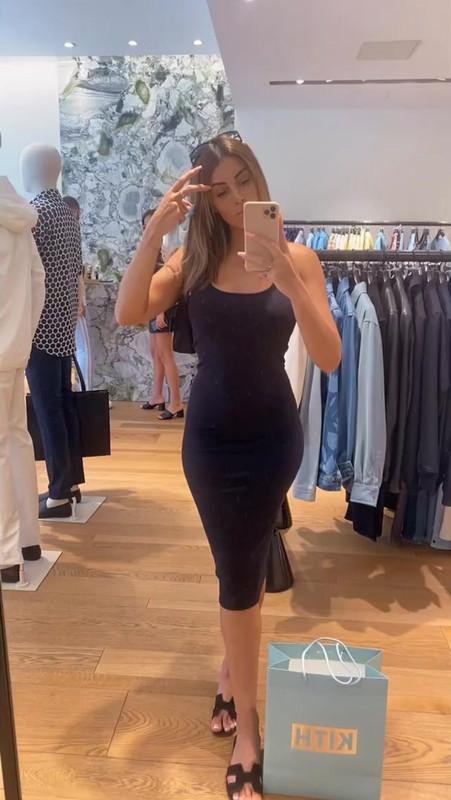 А ту она уже в обтягивающем вечернем платье. А ту она уже в обтягивающем вечернем платье.