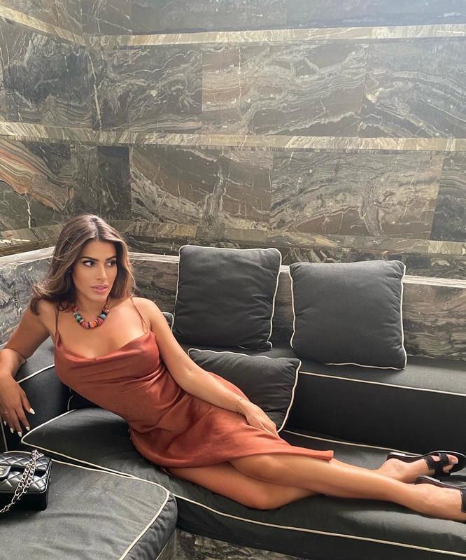 Шикарная Лола Миами в коротком платье и с обнажёнными ногами. Шикарная Лола Миами в коротком платье и с обнажёнными ногами.