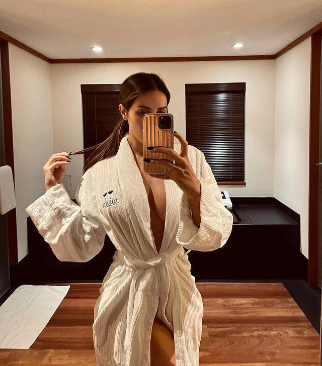 Ещё одно селфи от lola miami в белом халатике на голое тело. Ещё одно селфи от lola miami в белом халатике на голое тело.